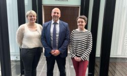 Apotek letur upp í Miðvági og handkeypssølurnar halda fram